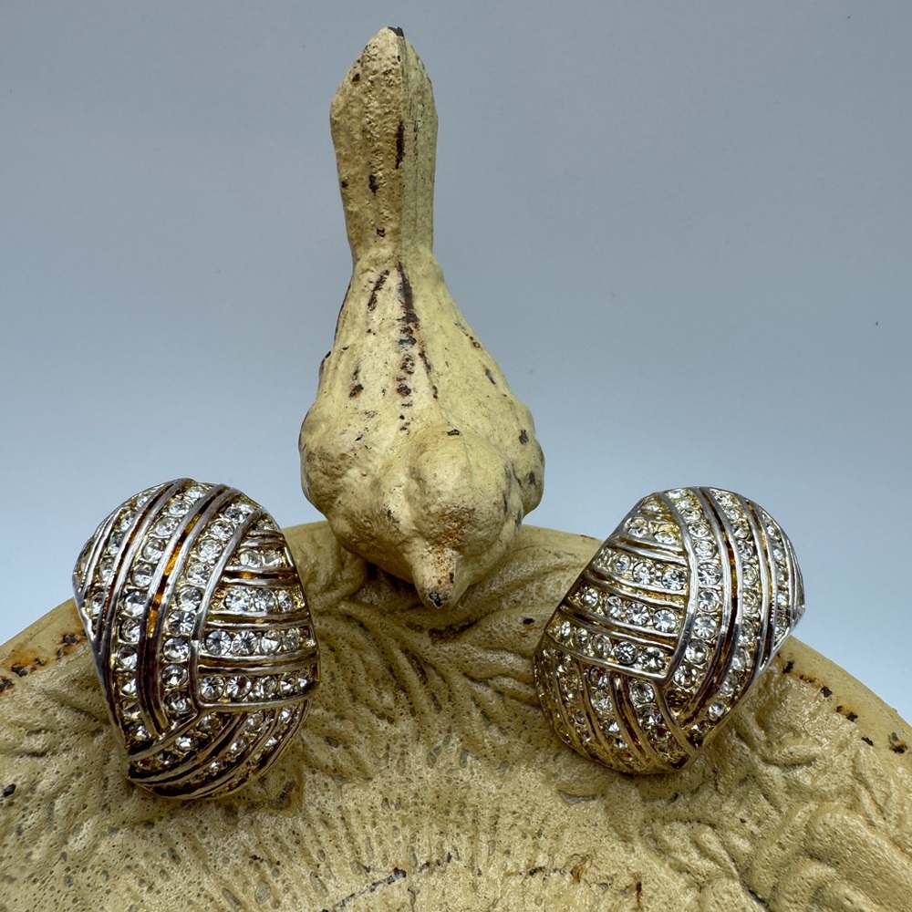 Vintage clip earrings, rhinestones in gold-tone metal. EUC, 1 1/4” l x 3/4” w